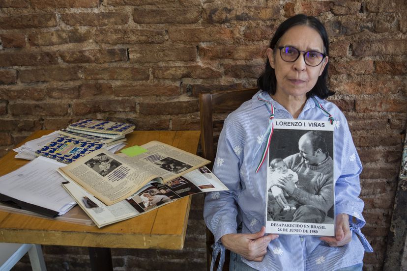 Claudia Olga Romana Allegrini con in mano una foto del marito Lorenzo Vinas Gigli (foto SILVINA FRYDLEWSKY)