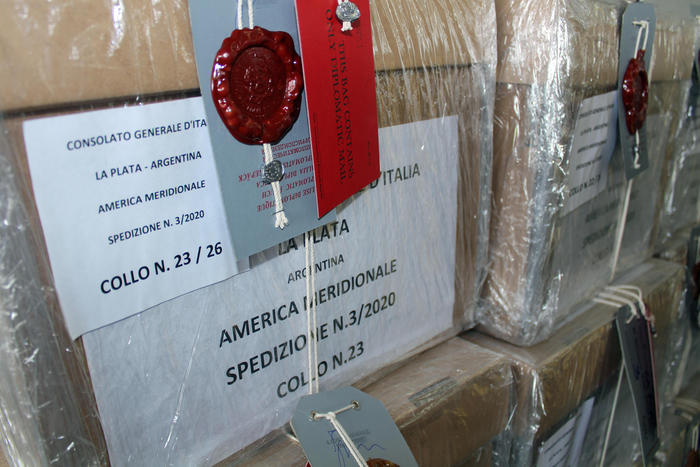 L'arrivo dei plichi con le schede elettorali degli italiani all'estero all'aeroporto di Fiumicino - ANSA/TELENEWS