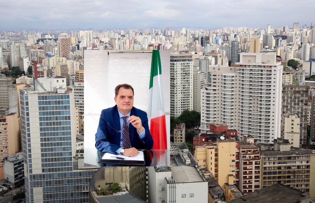 Foto: nel riquadro Fabio Porta sullo sfondo di San Paolo del Brasile dove risiede