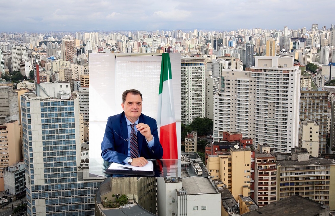 Foto: nel riquadro Fabio Porta sullo sfondo di San Paolo del Brasile dove risiede